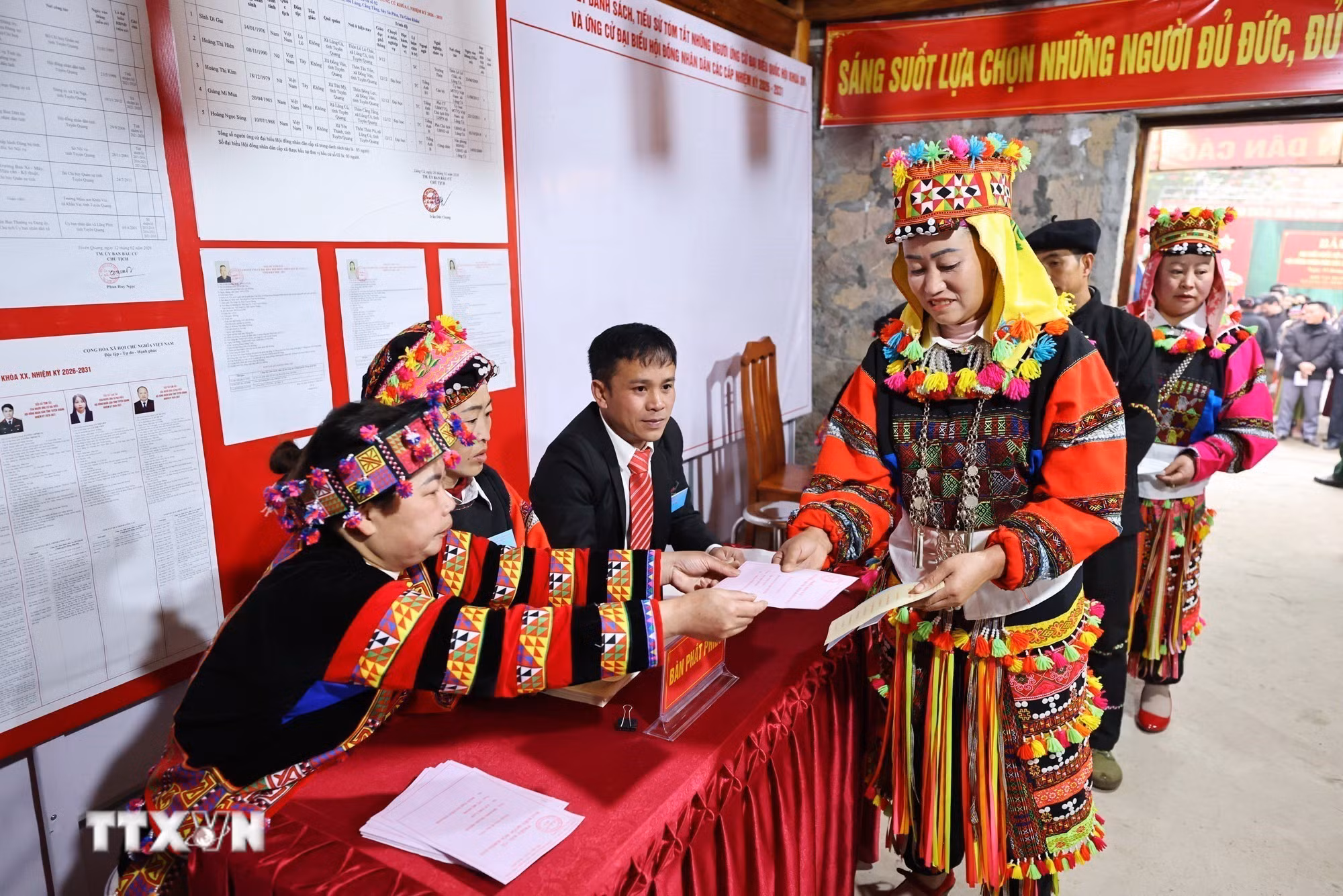 ttxvn-ron-rang-ngay-hoi-non-song-noi-dia-dau-to-quoc-8641951.jpg