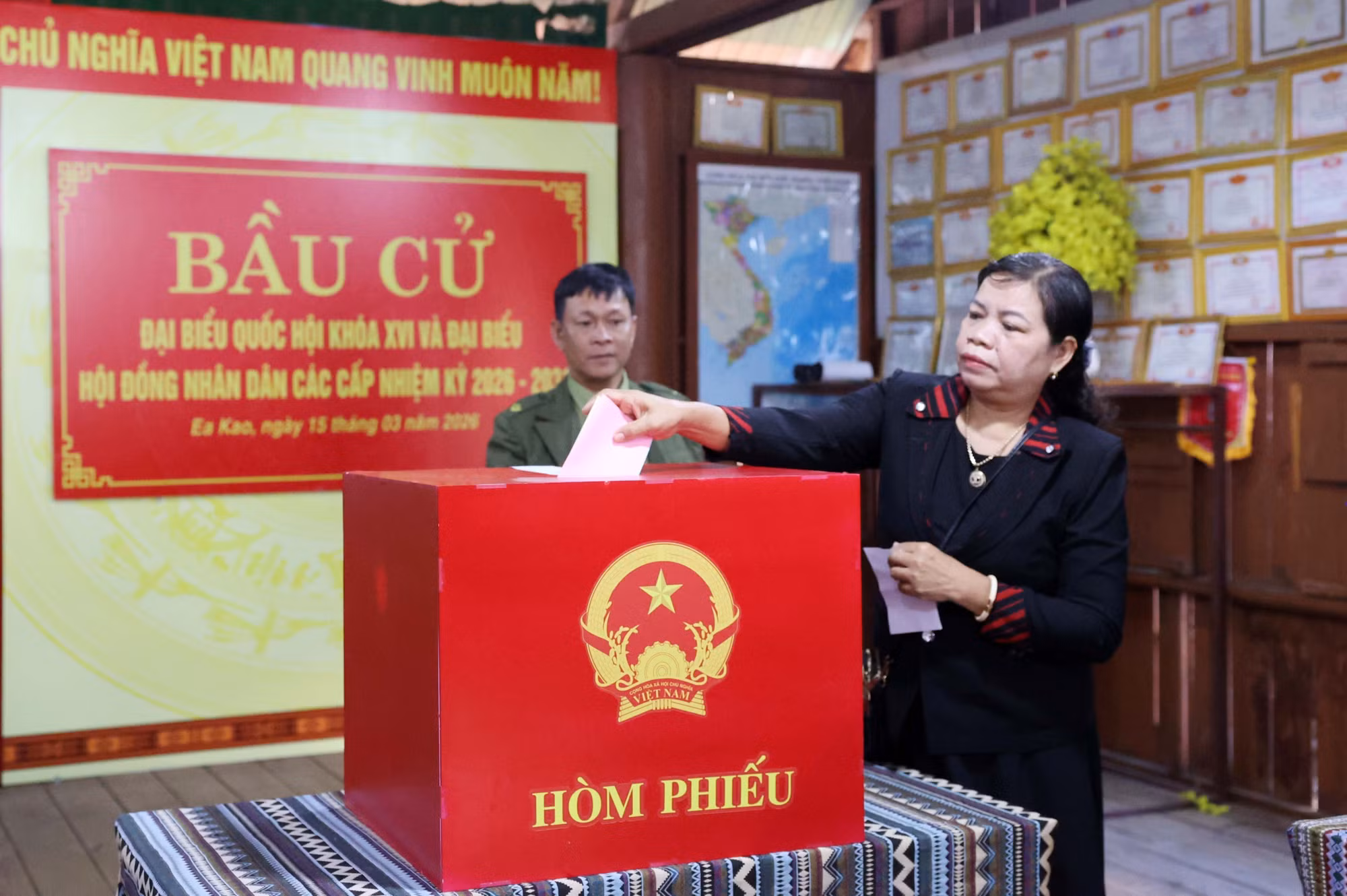 vna-potal-bau-cu-qh-va-hdnd-nhan-dan-cac-dan-toc-tinh-dak-lak-han-hoan-tham-gia-ngay-hoi-non-song-8641692.jpg
