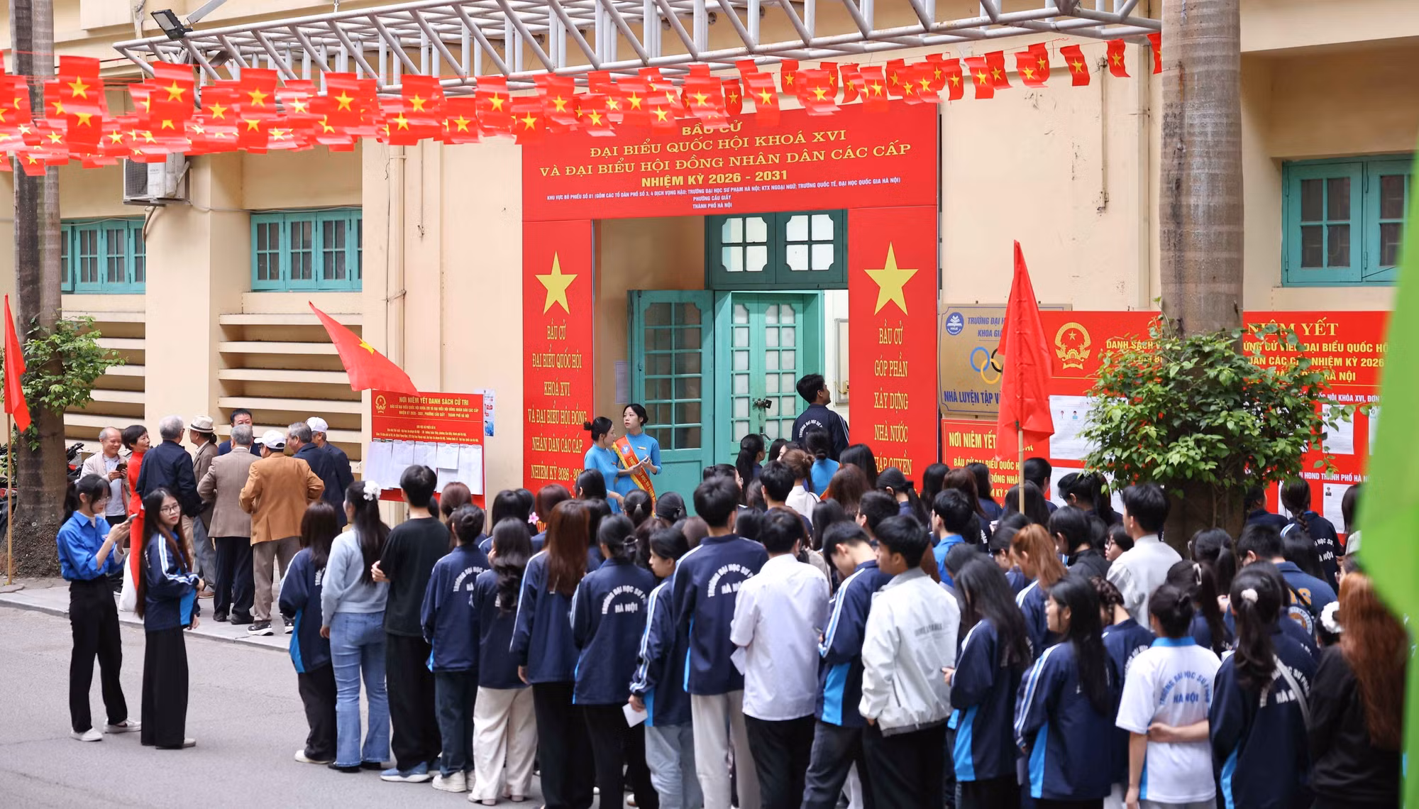 sinh-vien-truong-dai-hoc-su-pham-ha-noi-hang-hai-di-bau-cu-8642120-3.jpg