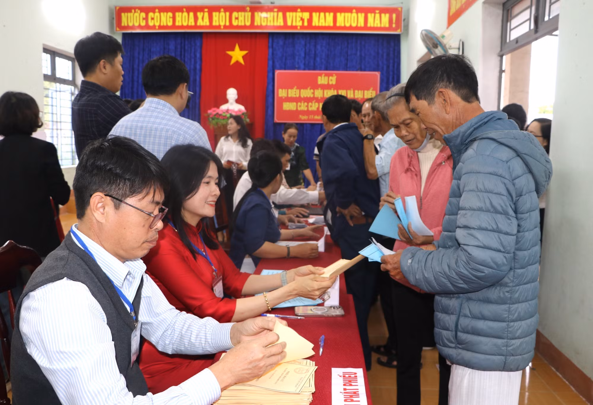 bau-cu-quoc-hoi-va-hdnd-cac-cap-ngay-hoi-non-song-tai-khu-kinh-te-dung-quat-quang-ngai-8641577-1.jpg