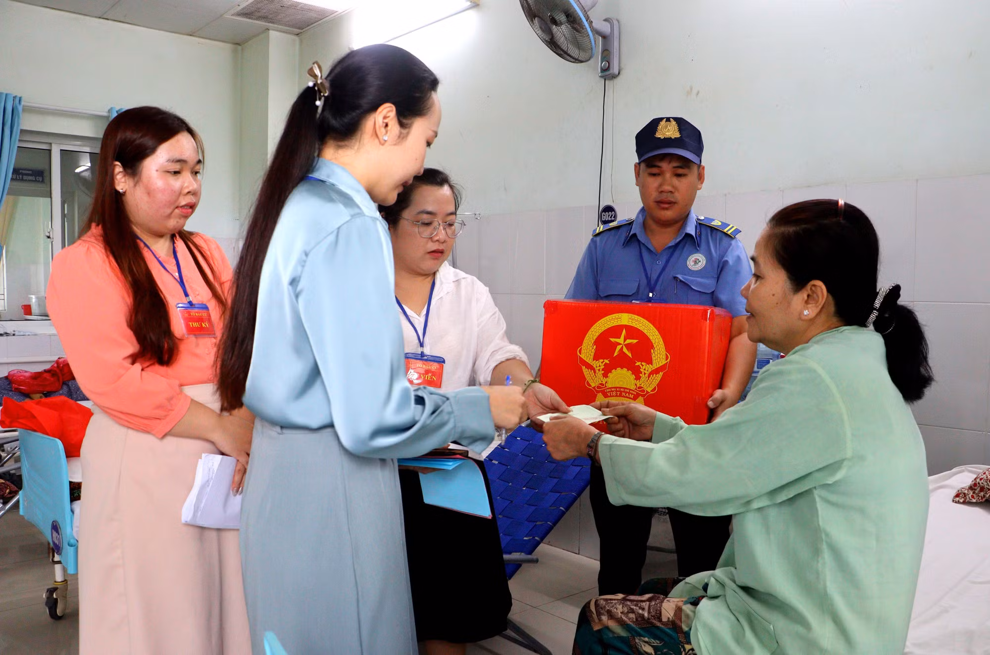 cu-tri-vinh-long-no-nuc-di-bau-cu-thuc-hien-quyen-cong-dan-8642041-1.jpg