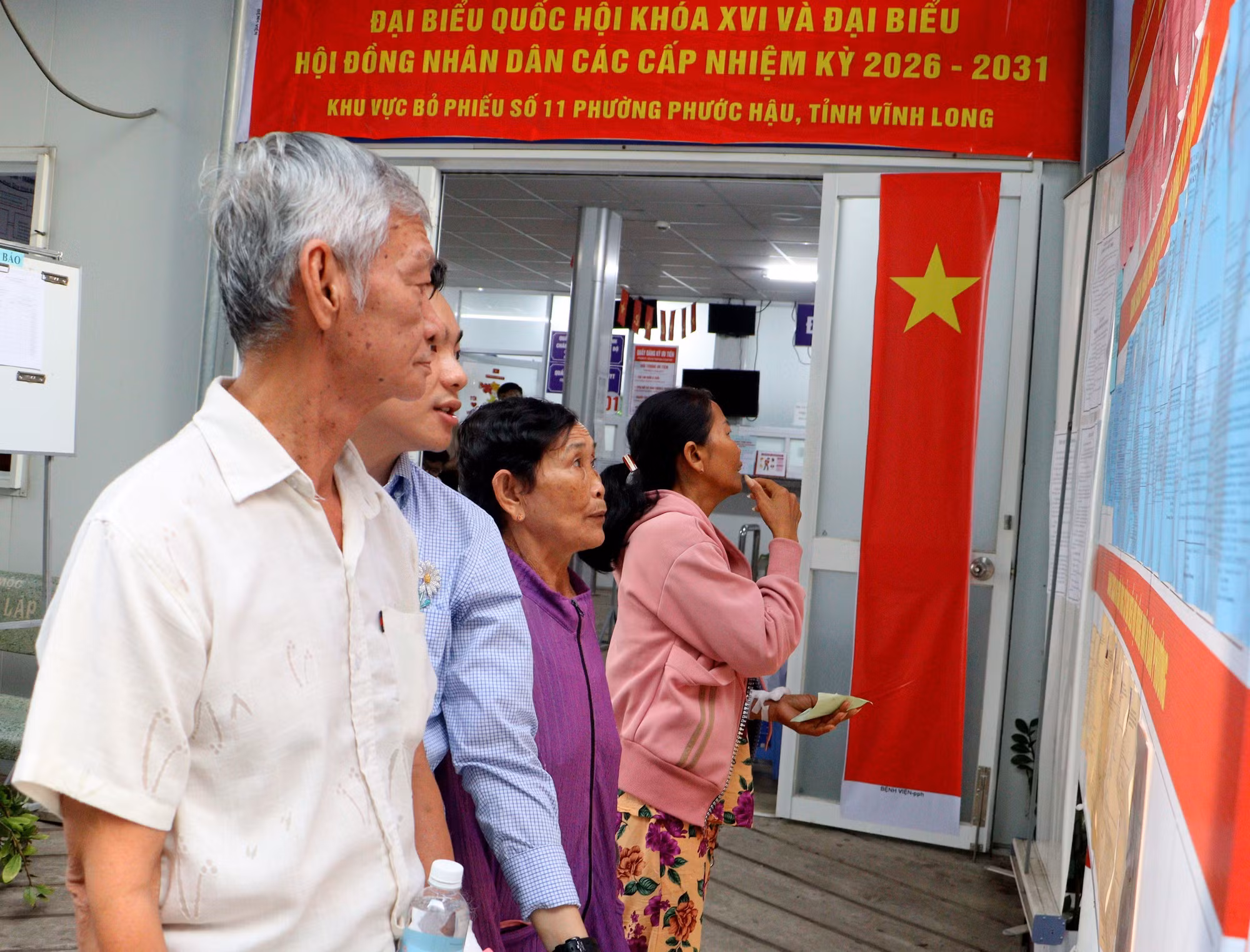 cu-tri-vinh-long-no-nuc-di-bau-cu-thuc-hien-quyen-cong-dan-8642041-2.jpg