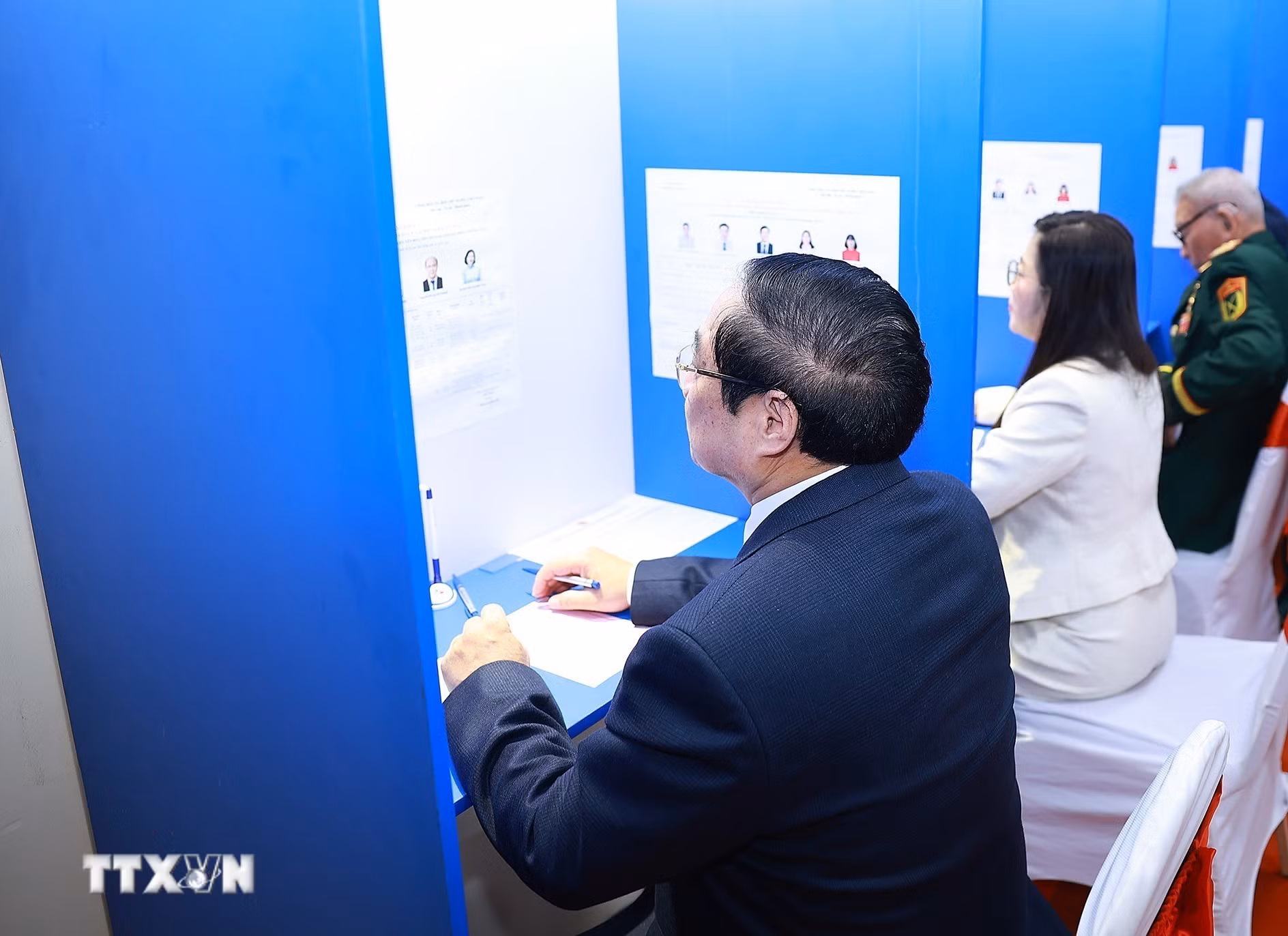 ttxvn-thu-tuong-pham-minh-chinh-bau-cu-tai-phuong-tay-ho-ha-noi-8641344-1.jpg
