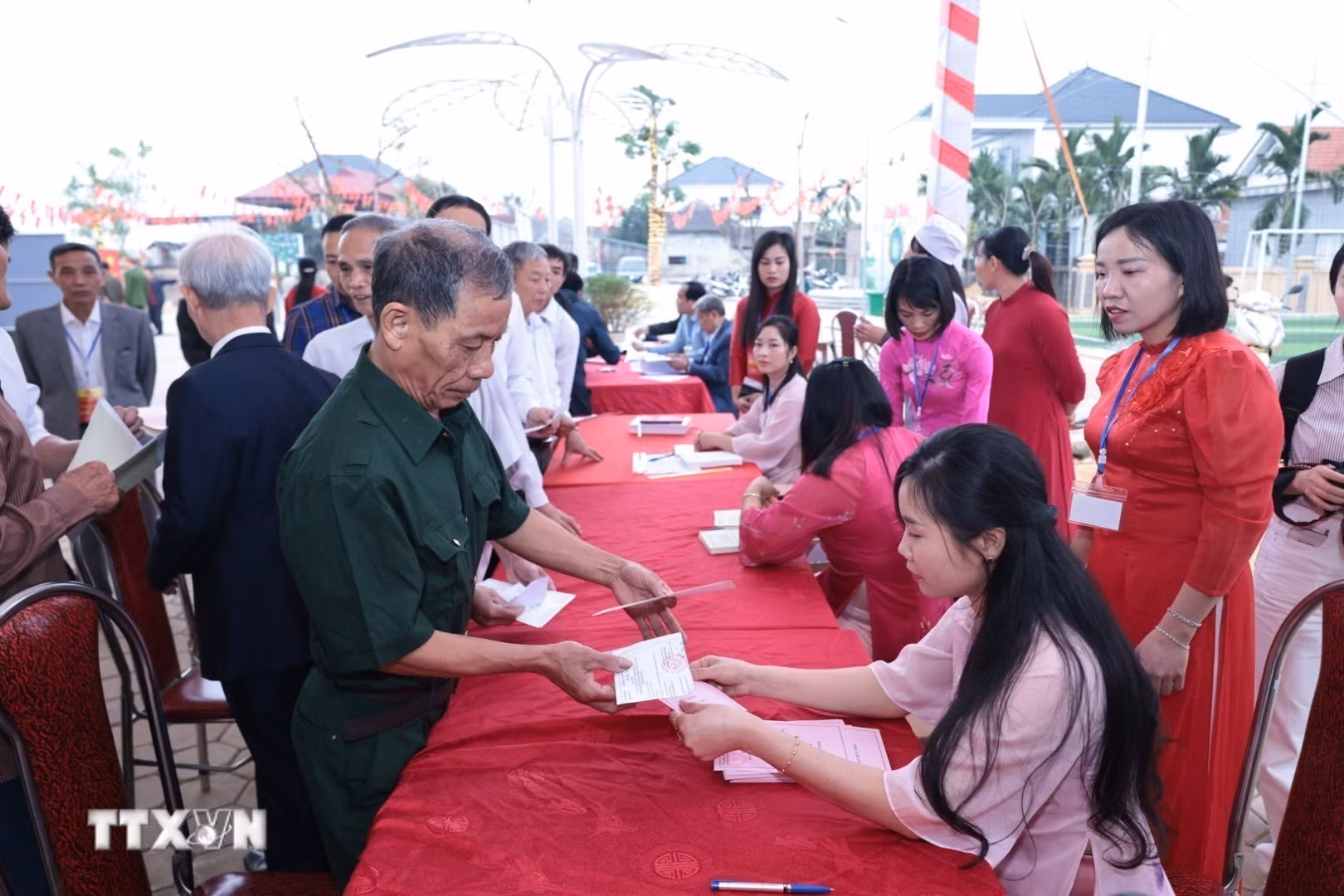 ttxvn-gan-4100-cu-tri-xa-dao-minh-chau-ha-noi-di-bau-cu-8641210-2.jpg
