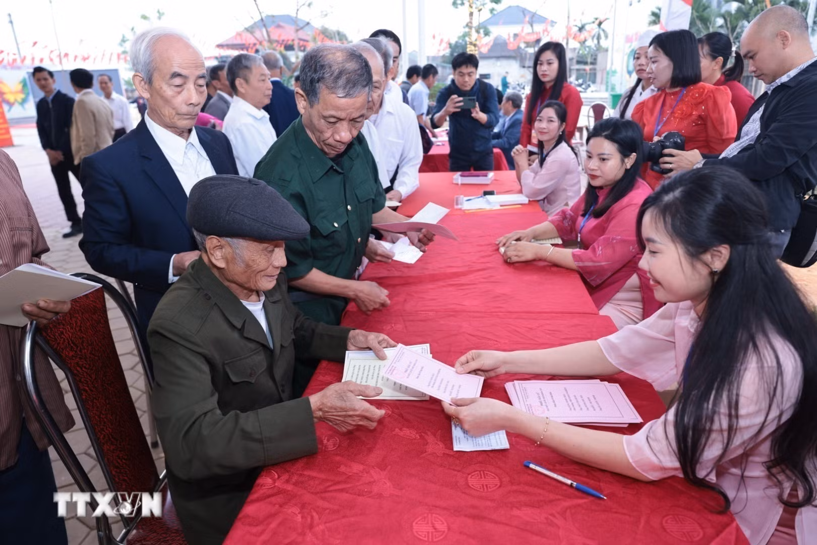 ttxvn-gan-4100-cu-tri-xa-dao-minh-chau-ha-noi-di-bau-cu-8641210-1.jpg