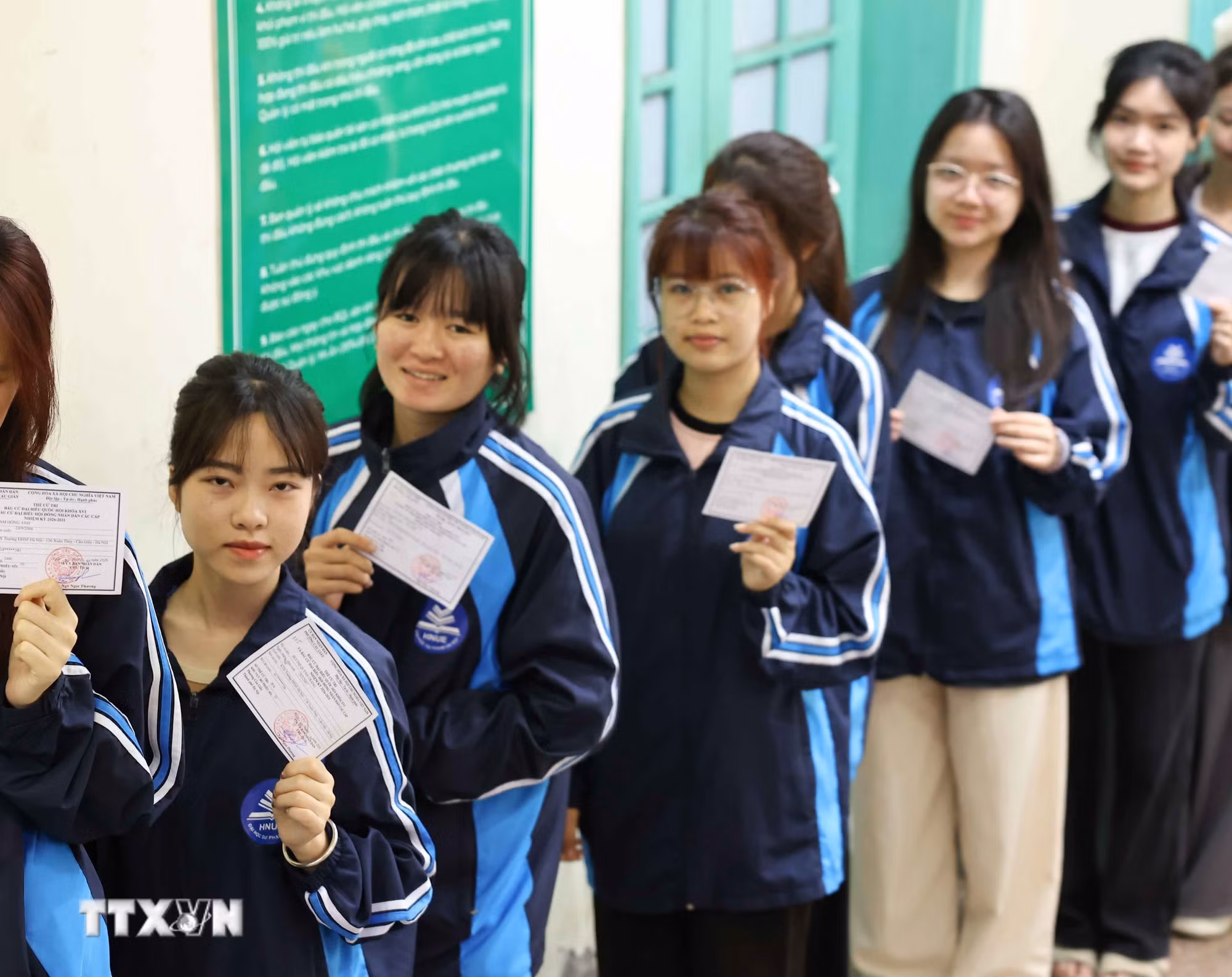 ttxvn-sinh-vien-truong-dai-hoc-su-pham-ha-noi-hang-hai-di-bau-cu-8642120-1.jpg