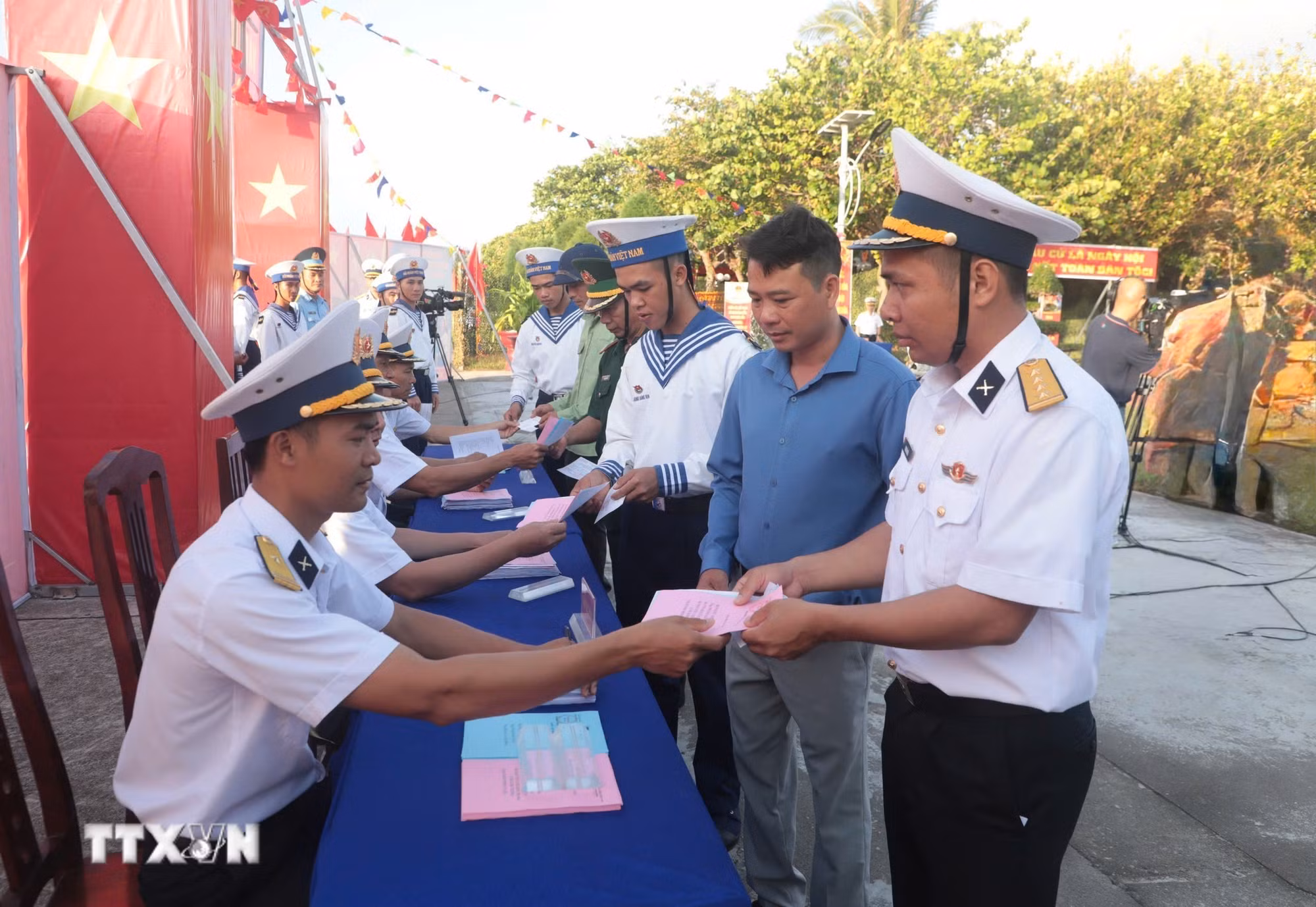 ttxvn-bau-cu-tai-dac-khu-truong-sa-khanh-hoa-8641360-4.jpg
