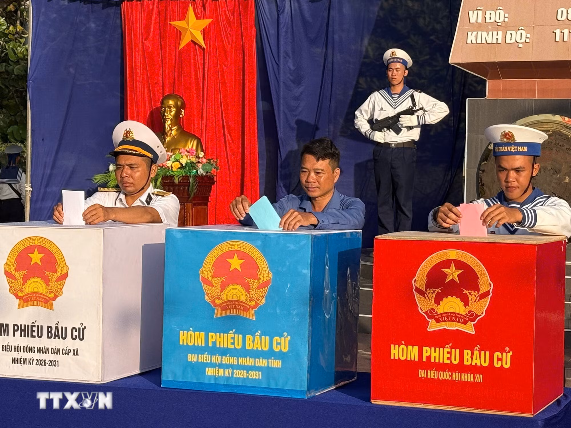 ttxvn-bau-cu-tai-dac-khu-truong-sa-khanh-hoa-8641360-3.jpg