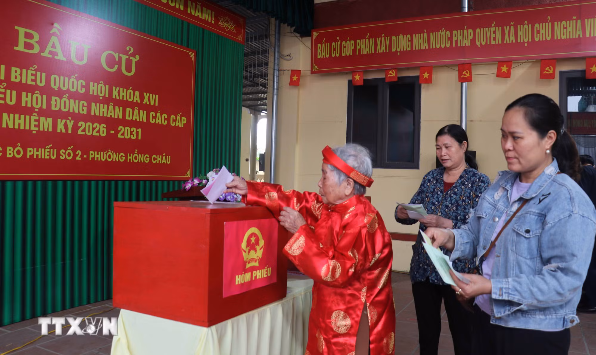 ttxvn-bau-cu-quoc-hoi-va-hdnd-cu-tri-hung-yen-doan-ket-no-nuc-di-bau-nguoi-tai-duc-8642192.jpg