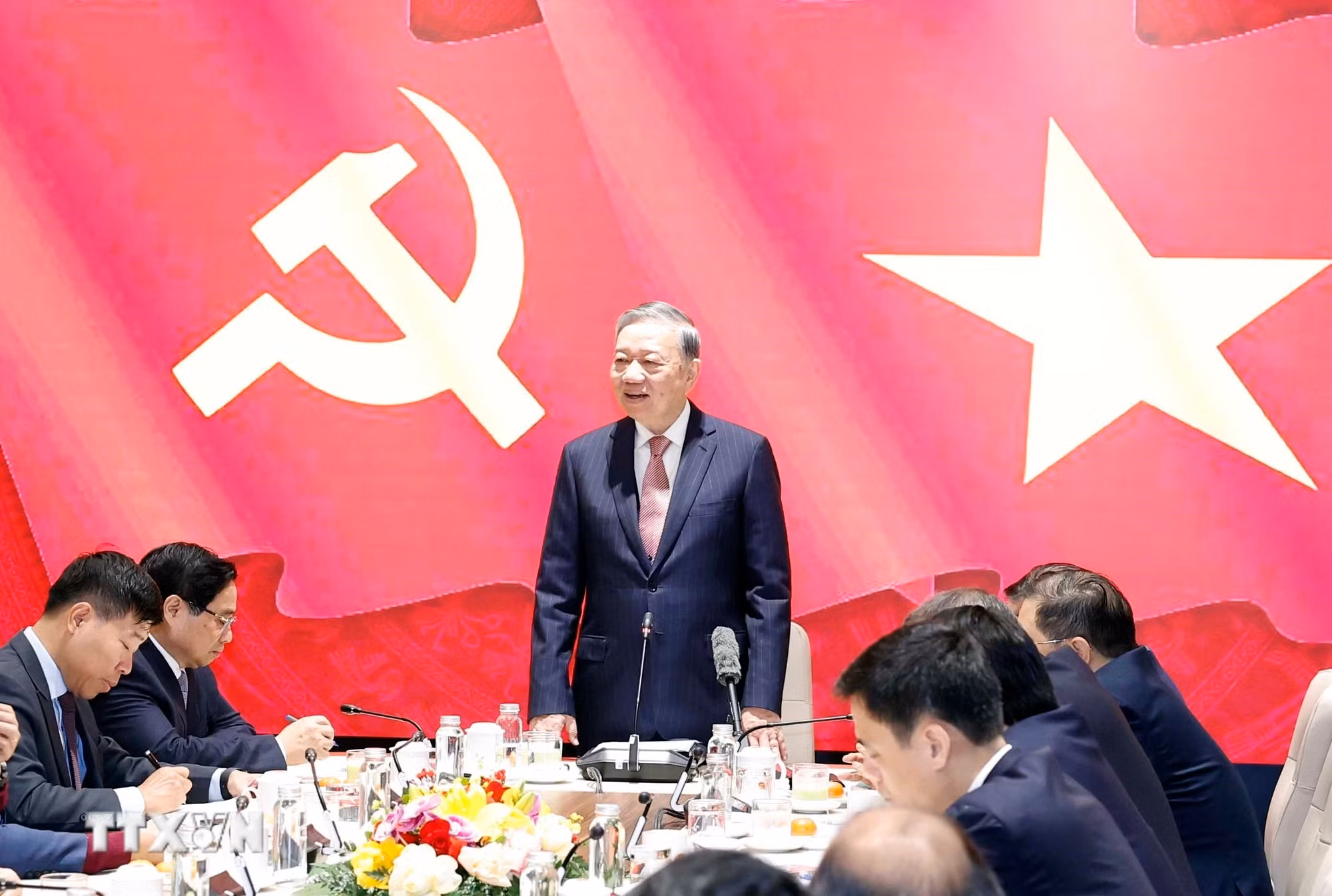 ttxvn-tong-bi-thu-lam-viec-voi-cac-dai-su-truong-co-quan-dai-dien-viet-nam-o-nuoc-ngoai-8550595-2.jpg