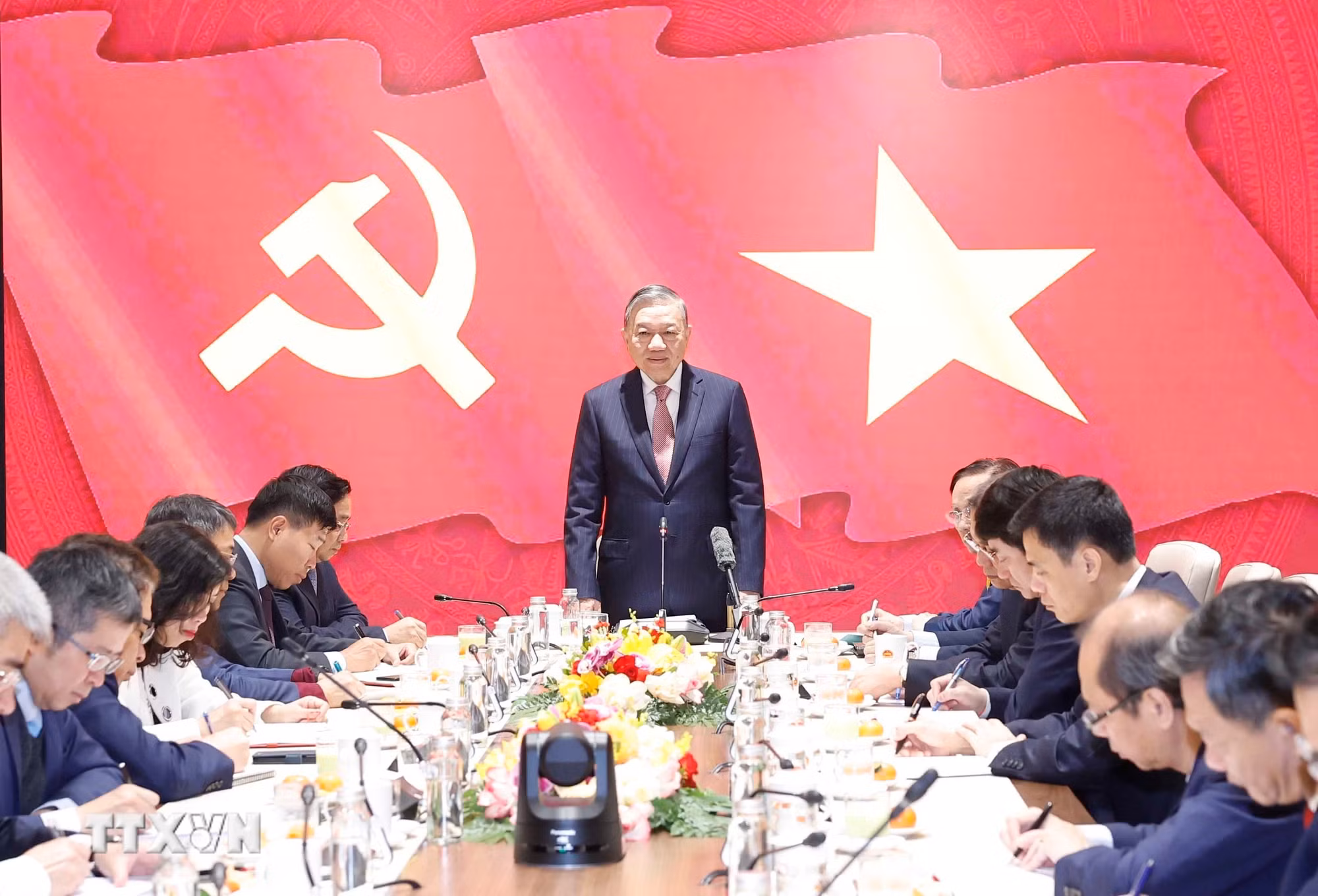 ttxvn-tong-bi-thu-lam-viec-voi-cac-dai-su-truong-co-quan-dai-dien-viet-nam-o-nuoc-ngoai-8550595-3.jpg