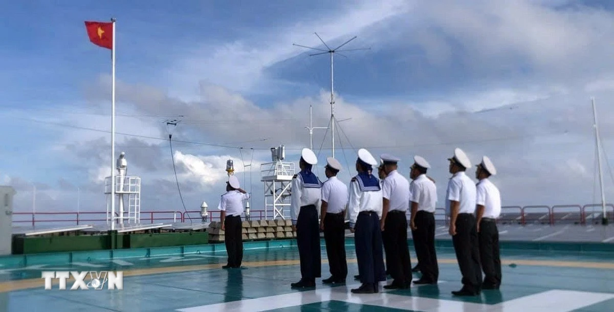 Lễ chào cờ tại Nhà giàn DK1/21. (Ảnh: TTXVN phát)