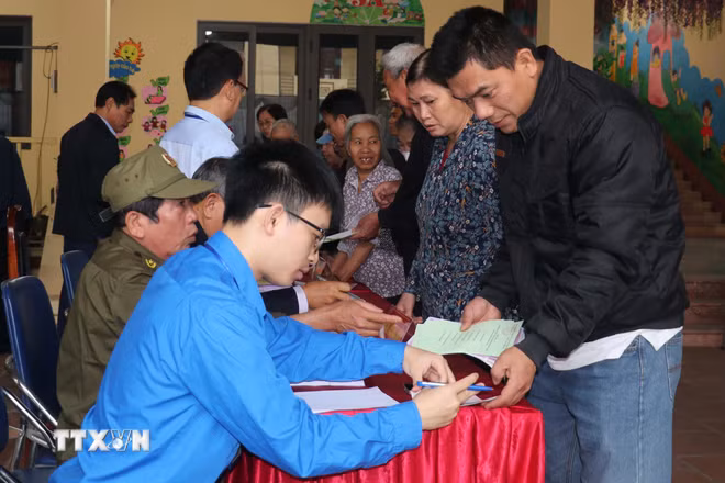 Hướng dẫn cử tri bầu cử tại khu vực bầu cử 2, phường Hồng Châu (tỉnh Hưng Yên). (Ảnh: Nguyễn Công Hải/\TTXVN)