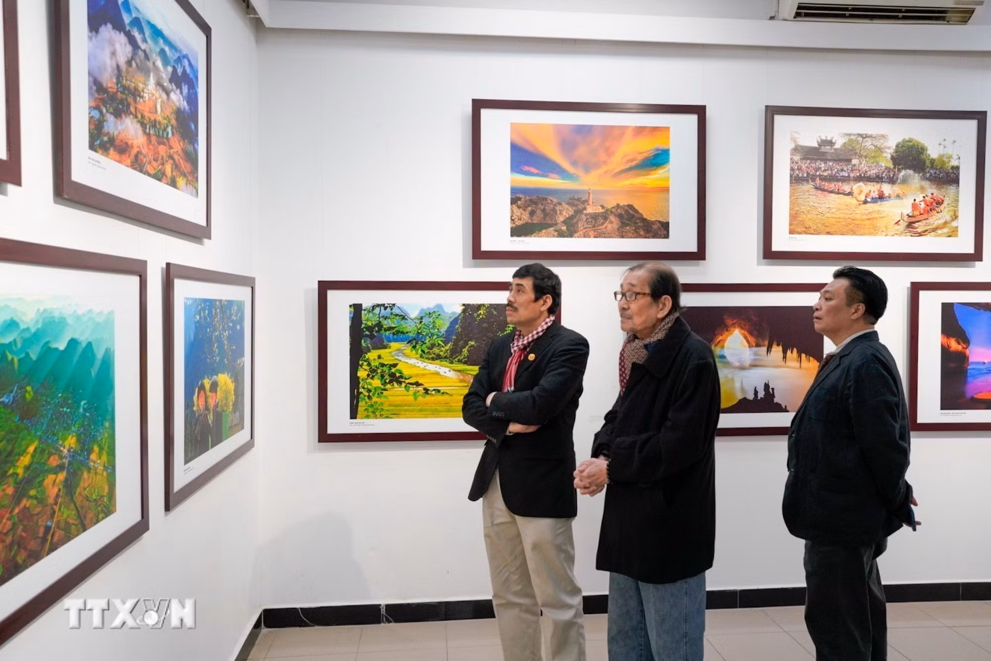 ttxvn-trien-lam-anh-mung-dang-mung-xuan-va-chao-mung-thanh-cong-dai-hoi-lan-thu-xiv-cua-dang2.jpg