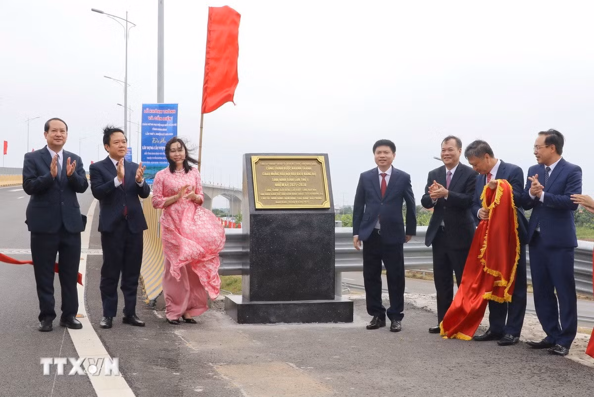 ttxvn-khanh-thanh-gan-bien-cong-trinh-chao-mung-dai-hoi-dai-bieu-dang-bo-tinh-ninh-binh.jpg