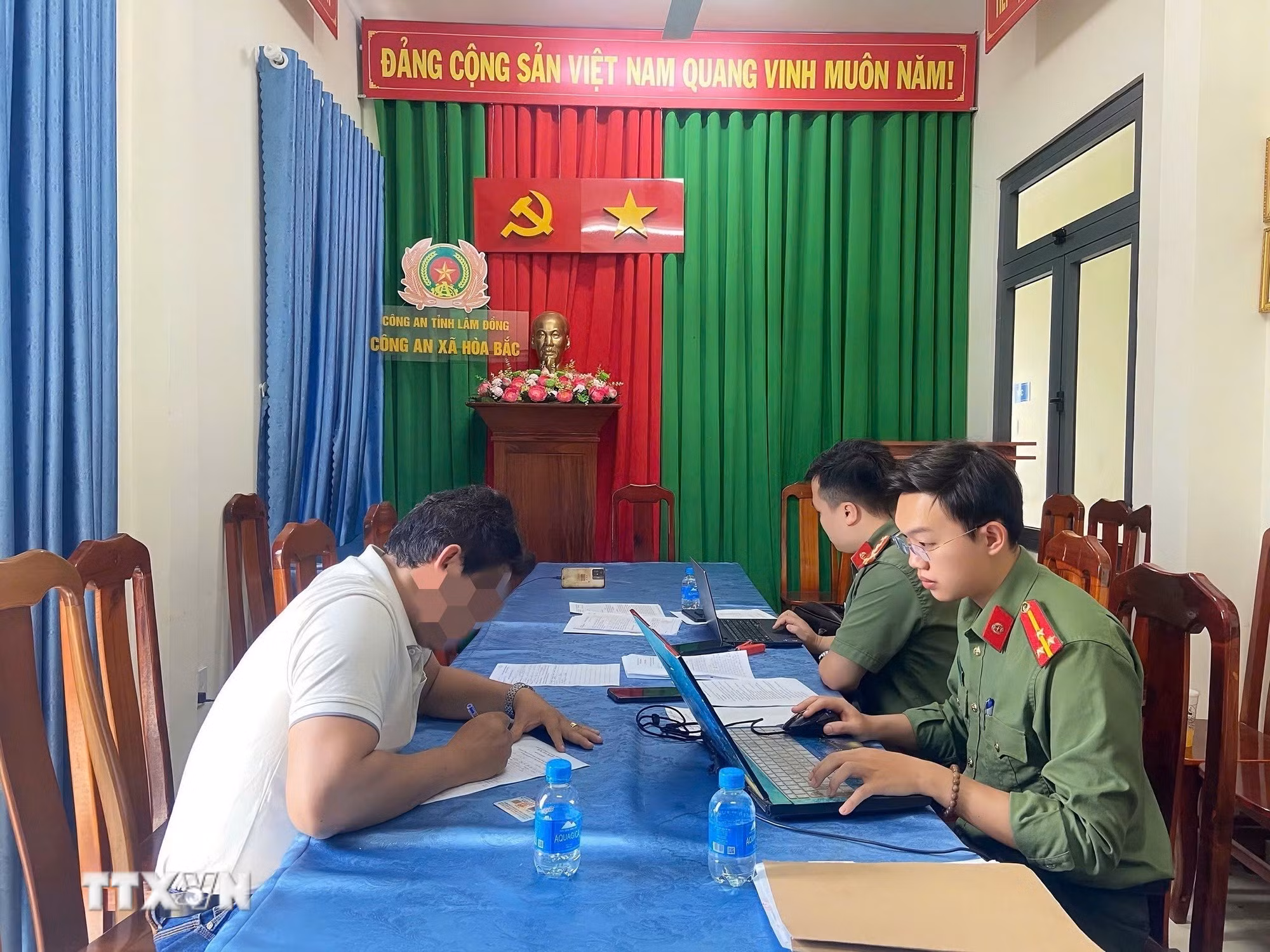 ttxvn-lam-dong-xu-ly-2-truong-hop-thong-tin-sai-su-that-ve-bau-cu-tren-mang-xa-hoi2.jpg
