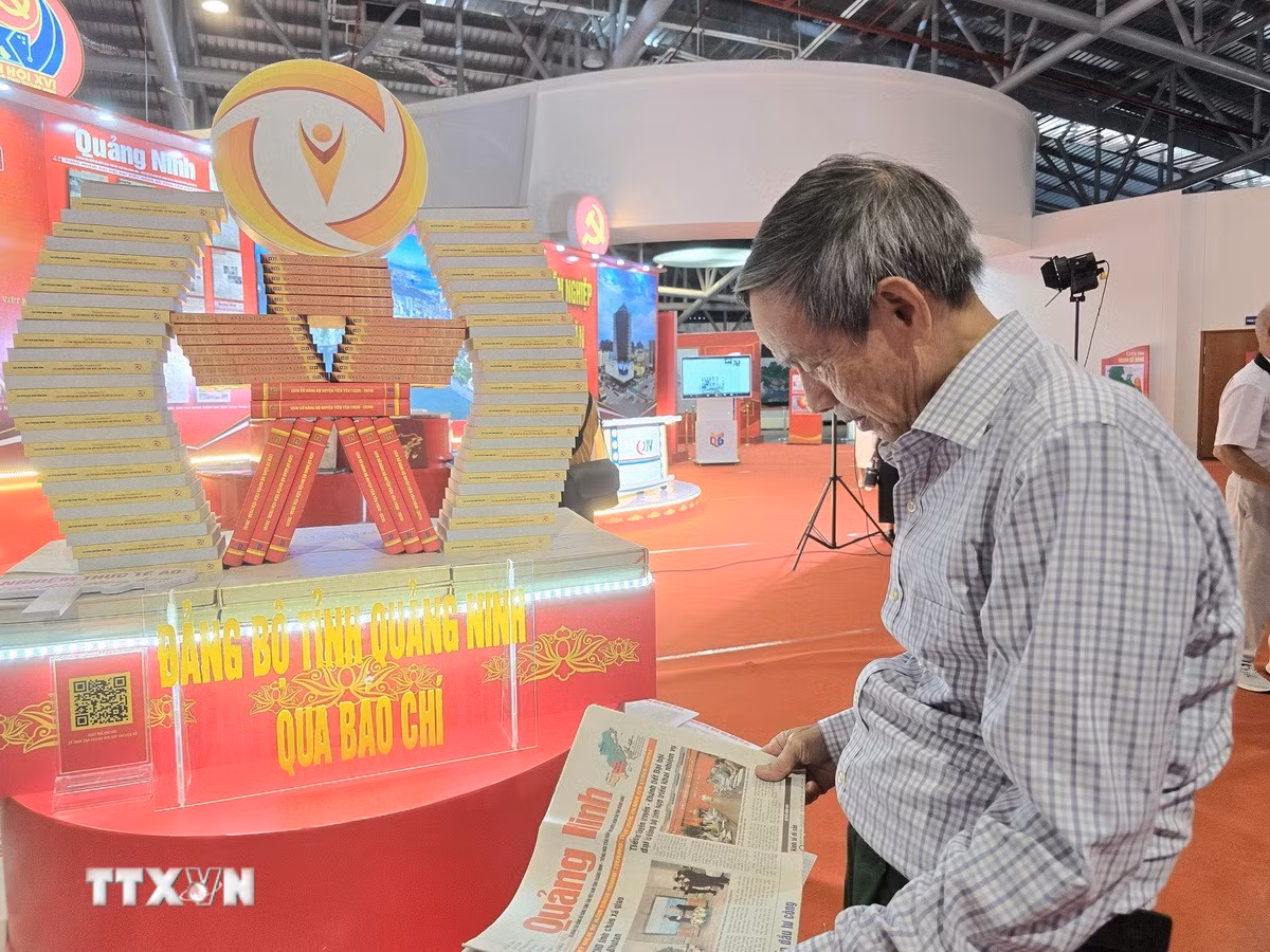 ttxvn-trien-lam-anh-tu-lieu-va-tranh-co-dong-chao-mung-dai-hoi-dai-bieu-dang-bo-tinh-quang-ninh2.jpg