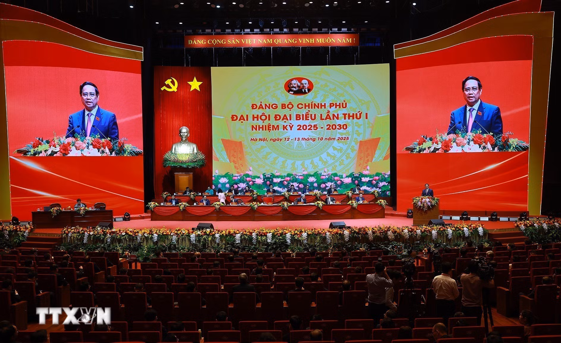 ttxvn-dai-hoi-dai-bieu-dang-bo-chinh-phu-lan-thu-nhat-cac-dai-bieu-tham-luan-tai-hoi-truong11.jpg