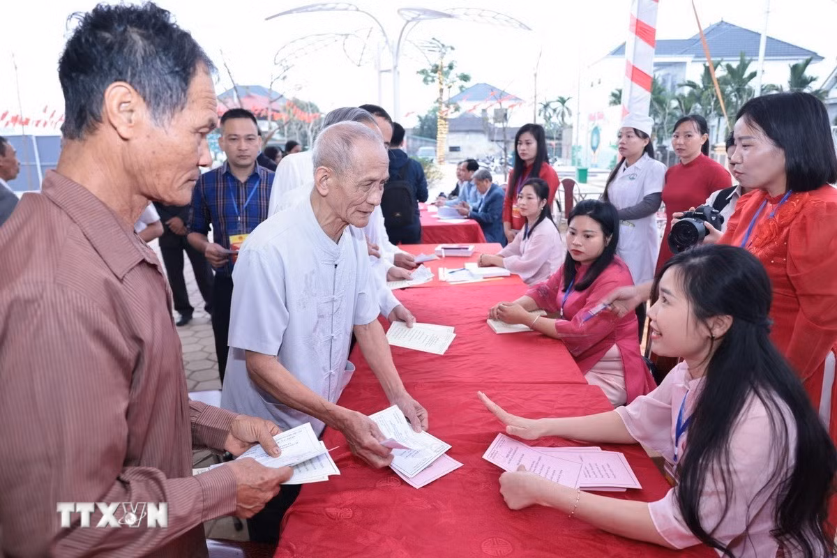 ttxvn-gan-4100-cu-tri-xa-dao-minh-chau-ha-noi-di-bau-cu3.jpg