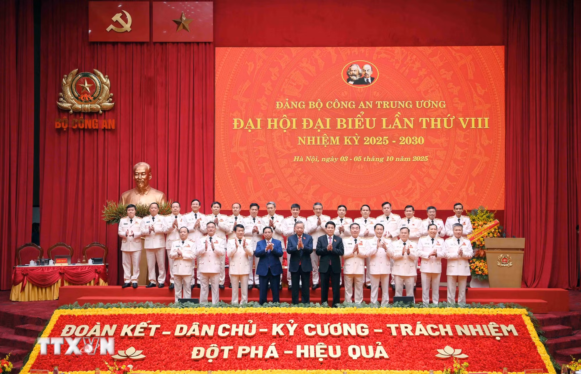 ttxvn-them-anh-tong-bi-thu-to-lam-du-dai-hoi-dai-bieu-dang-bo-cong-an-trung-uong9.jpg