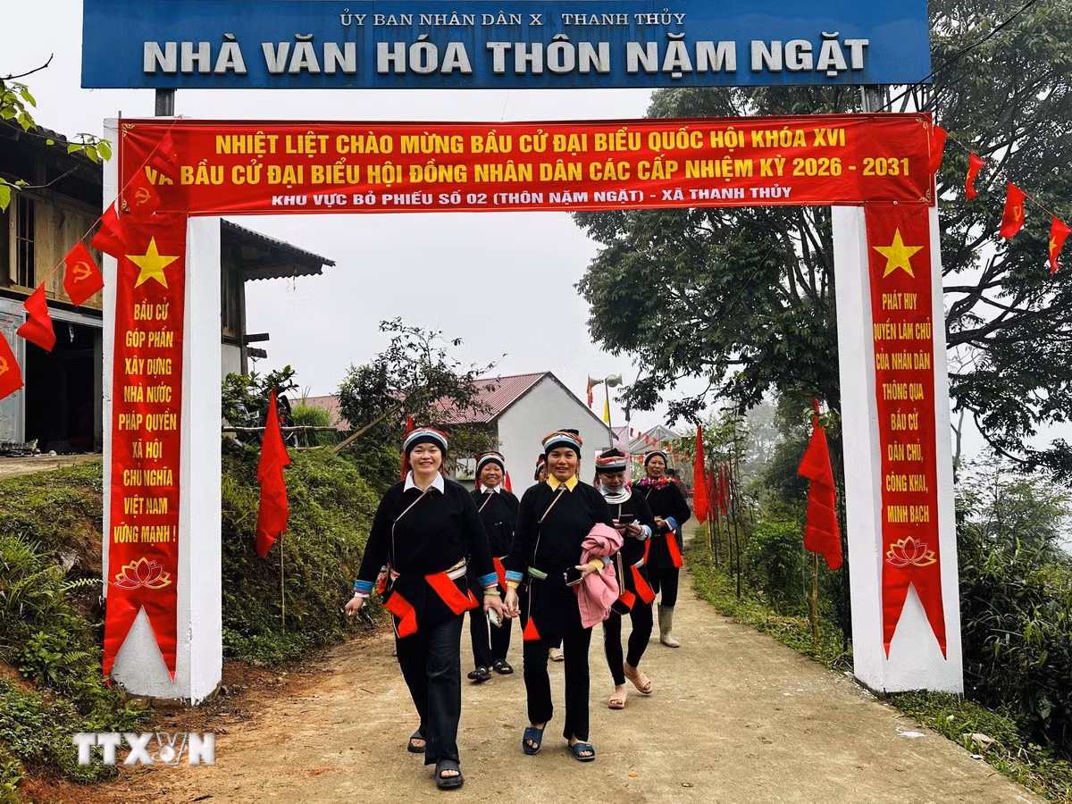 ttxvn-dong-bao-vung-bien-gioi-tuyen-quang-han-hoan-di-bau-cu3.jpg