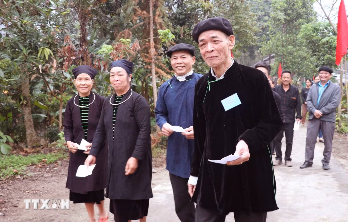 ttxvn-dong-bao-vung-bien-gioi-tuyen-quang-han-hoan-di-bau-cu2.jpg