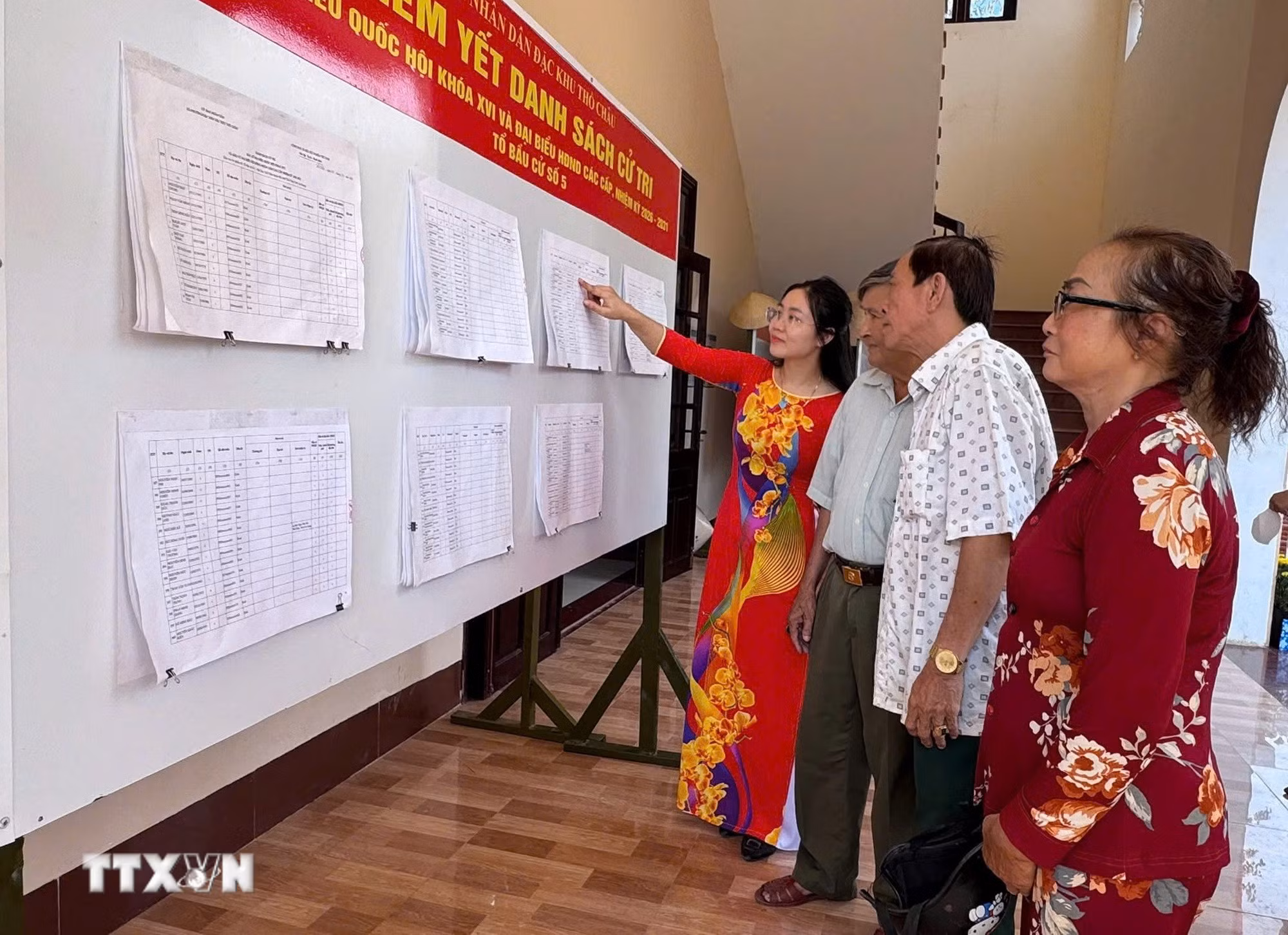 ttxvn-hoi-nghi-tiep-xuc-cu-tri-voi-nguoi-ung-cu-dai-bieu-quoc-hoi-khoa-xvi-tai-don-vi-bau-cu-so-1-tinh-an-giang3.jpg