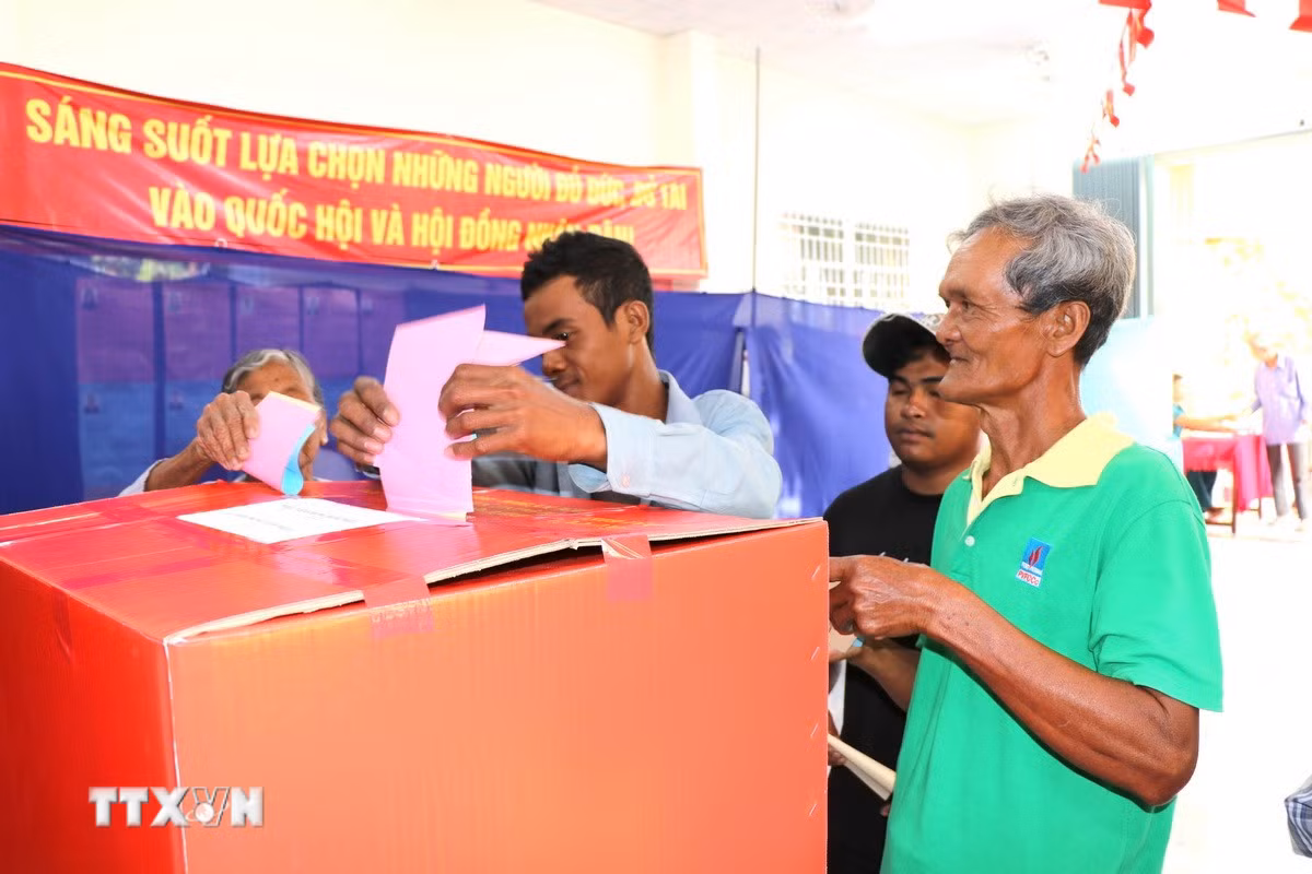 ttxvn-cu-tri-vinh-long-no-nuc-di-bau-cu-thuc-hien-quyen-cong-dan2.jpg