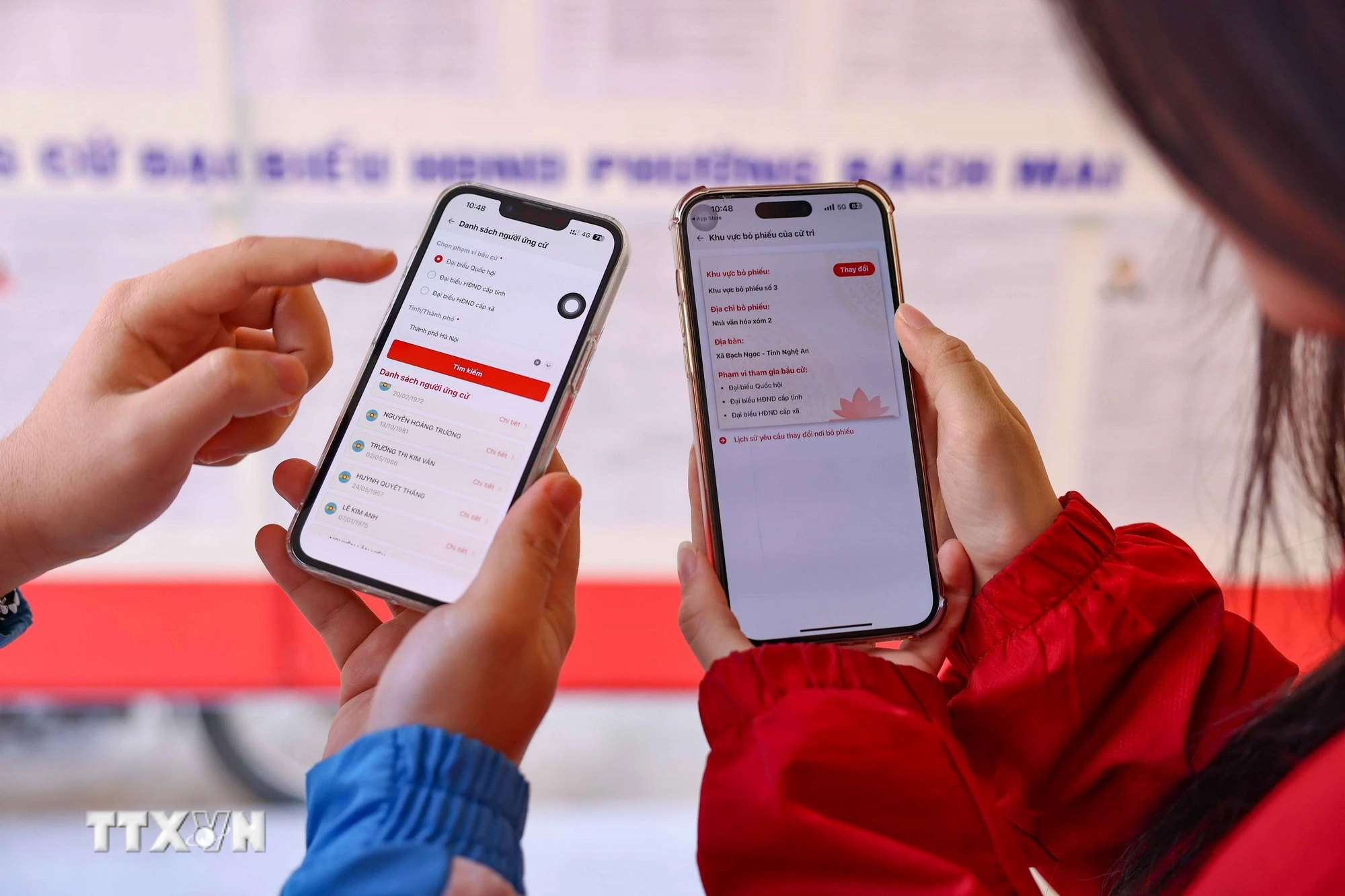 Cử tri là sinh viên Đại học Bách khoa Hà Nội xem thông tin cần thiết của người ứng cử trên VNeID để chủ động tìm hiểu, nâng cao nhận thức khi tham gia bầu cử. (Ảnh: Thanh Tùng/TTXVN)
