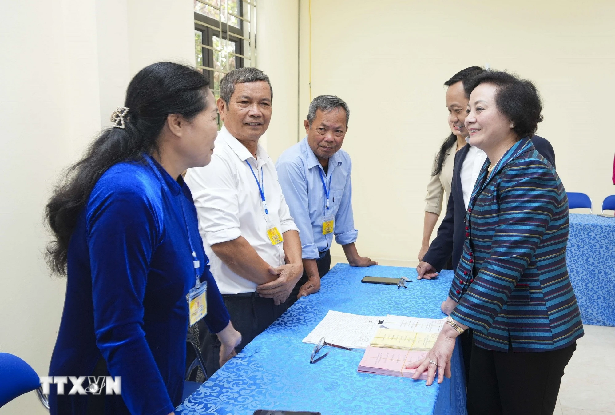 Phó Thủ tướng Phạm Thị Thanh Trà trao đổi, động viên tổ bầu cử tại Khu vực bỏ phiếu số 12 của phường Mường Thanh, tỉnh Điện Biên. (Ảnh: Xuân Tư/TTXVN)