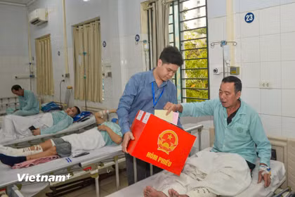 Hòm phiếu lưu động: Bảo đảm quyền bầu cử cho những cử tri đặc biệt