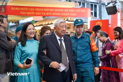 Người dân Thủ đô rạng rỡ đi bỏ phiếu trong 'ngày hội non sông' của cả nước