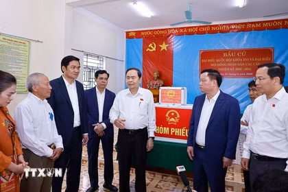 Chủ tịch Quốc hội Trần Thanh Mẫn giám sát, kiểm tra công tác bầu cử tại Khu vực bỏ phiếu số 31, xã Hưng Nguyên, tỉnh Nghệ An. (Ảnh: Doãn Tấn/TTXVN)