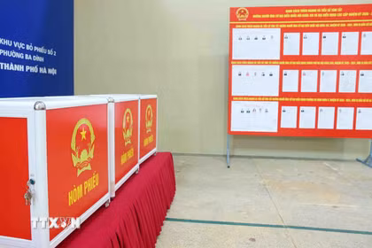 Hòm phiếu tại khu vực bỏ phiếu số 2, phường Ba Đình, thành phố Hà Nội được chuẩn bị chu đáo, bảo đảm trang trọng và bảo mật. (Ảnh: Phạm Kiên/TTXVN)