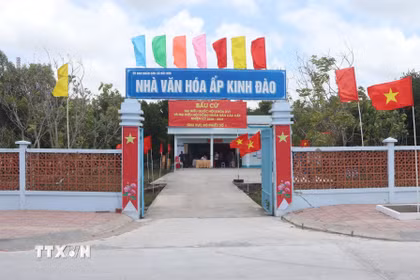 Điểm bầu cử tại ấp Kinh Đào (xã Đất Mũi) hoàn thành công tác trang trí sẵn sàng cho ngày bầu cử. (Ảnh: Tuấn Phi/TTXVN)