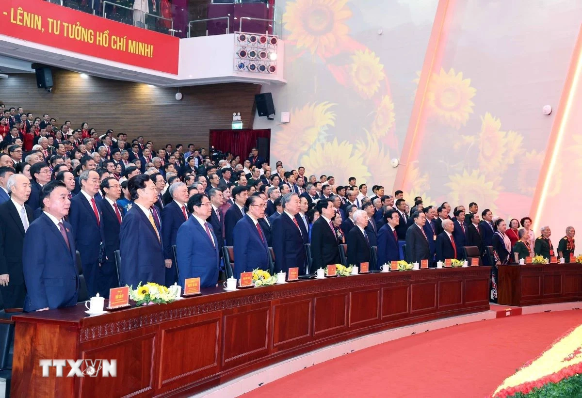 Tổng Bí thư Tô Lâm và các đại biểu thực hiện nghi lễ chào cờ. (Ảnh: Thống Nhất/TTXVN)