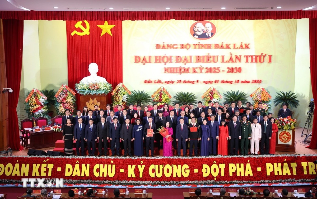 Ban Chấp hành Tỉnh ủy Đắk Lắk nhiệm kỳ 2025-2030 ra mắt Đại hội. (Ảnh: Ngọc Minh /TTXVN)