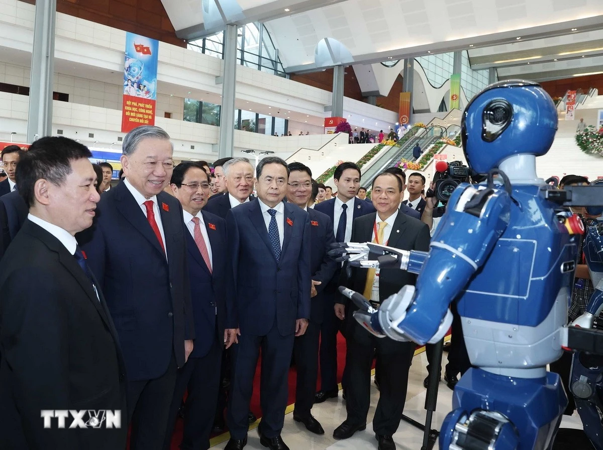 Tổng Bí thư Tô Lâm tham quan triển lãm thành tựu phát triển khoa học, công nghệ và đổi mới sáng tạo và chuyển đổi số của Chính phủ. (Ảnh: Dương Giang/TTXVN)