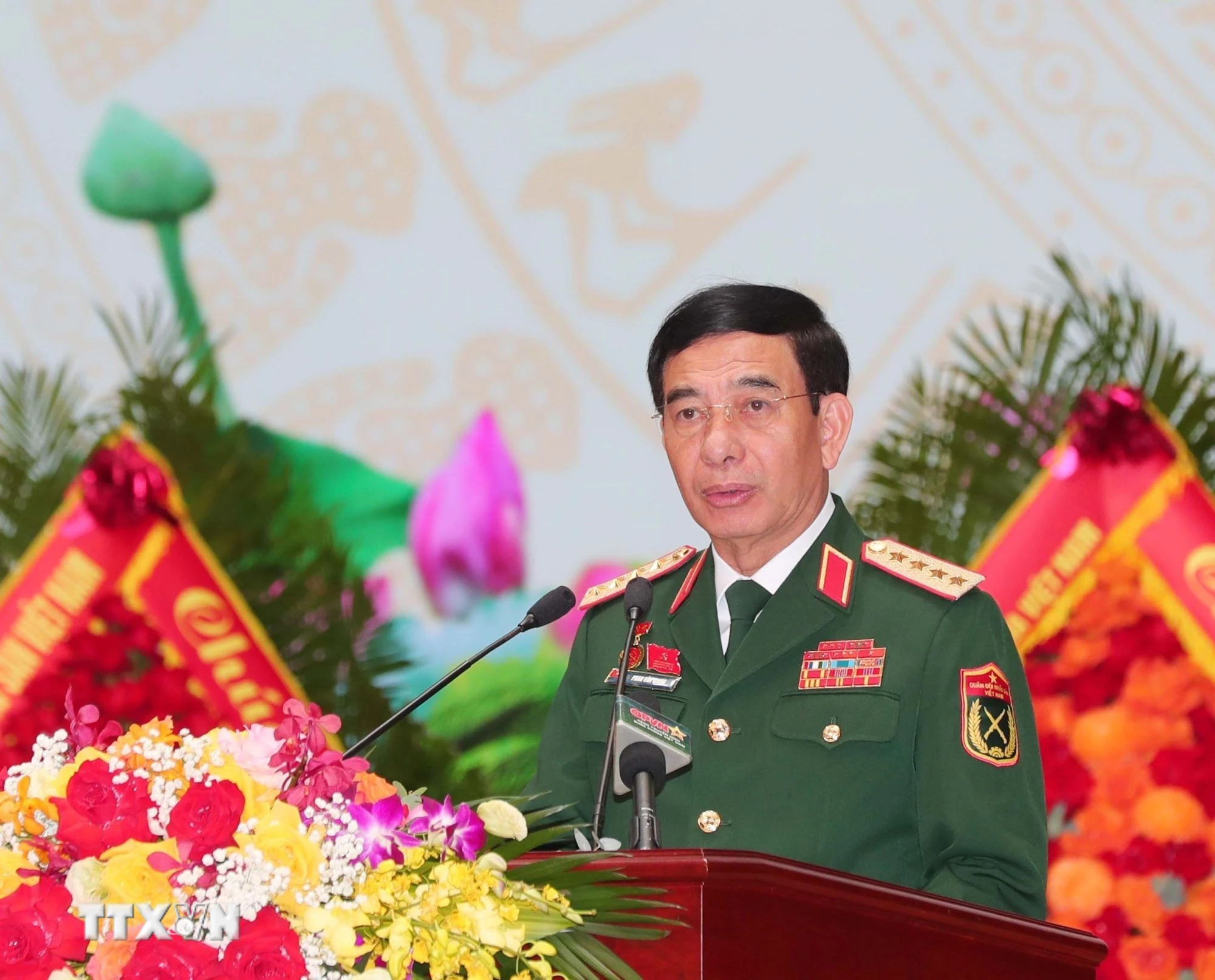 Đại tướng Phan Văn Giang, Ủy viên Bộ Chính trị, Phó Bí thư Quân ủy Trung ương, Bộ trưởng Bộ Quốc phòng trình bày Báo cáo chính trị. (Ảnh: Trọng Đức/TTXVN)