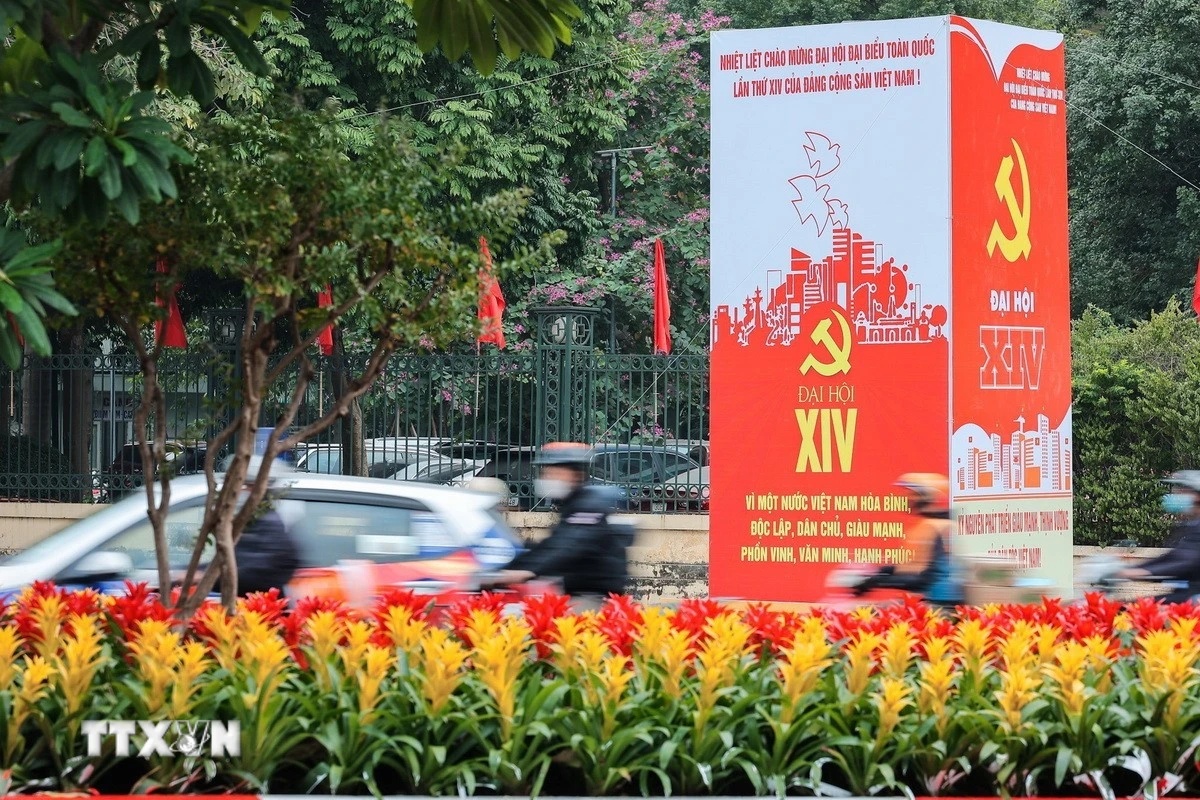 Khẩu hiệu, biểu trưng Đại hội nổi bật giữa dòng xe qua lại trên đường phố Hà Nội. (Ảnh: Lê Đông/TTXVN)