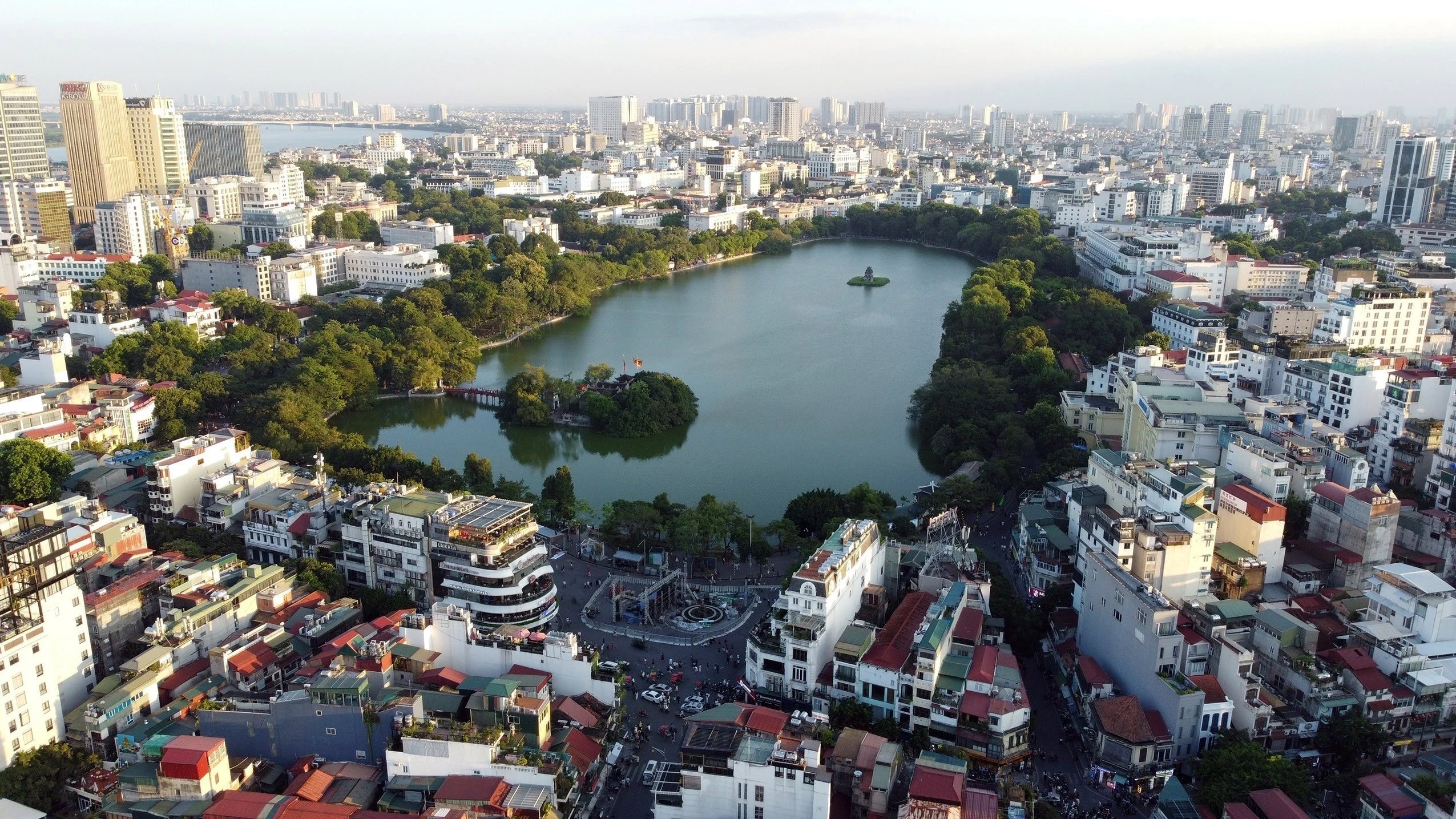 Các công trình kiến trúc được trùng tu, hệ thống cây xanh mở rộng, tạo nên một không gian văn hóa-du lịch hiện đại nhưng vẫn đậm nét truyền thống của Thủ đô Hà Nội. (Ảnh: Huy Hùng/TTXVN)