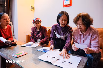 Các tổ dân phố đi từng ngõ, gõ từng nhà phát thẻ cử tri chuẩn bị cho bầu cử 