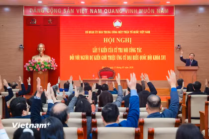 100% cử tri đã biểu quyết nhất trí giới thiệu 5 đồng chí tham gia ứng cử đại biểu Quốc hội chuyên trách khóa XVI. (Ảnh: Hoài Nam/Vietnam+)