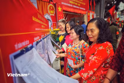 Rực rỡ sắc màu cử tri Thủ đô đi bỏ phiếu trong "ngày hội non sông"