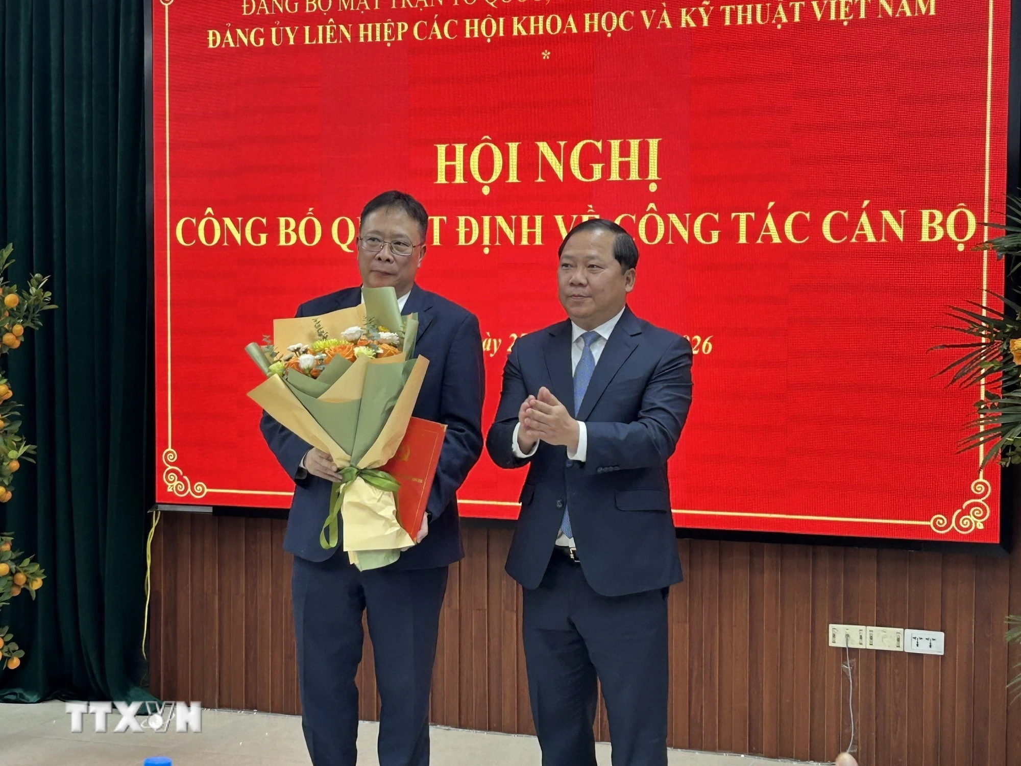 Đồng chí Nguyễn Phi Long, Ủy viên Ban chấp hành Trung ương Đảng Phó Bí thư Đảng ủy Mặt trận Tổ quốc, các đoàn thể Trung ương trao Quyết định Bí thư Đảng ủy Liên hiệp các hội Khoa học và Kỹ thuật Việt Nam cho Giáo sư, Viện sỹ Châu Văn Minh. (Ảnh: Diệu Thúy/TTXVN)
