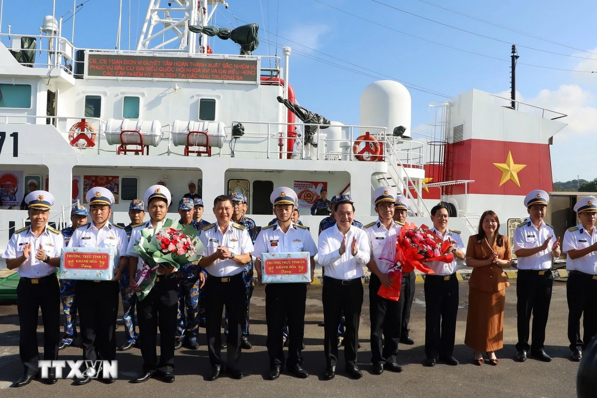 Lãnh đạo Tỉnh ủy Khánh Hòa tặng quà cho các lực lượng làm nhiệm vụ bầu cử sớm ở đặc khu Trường Sa. (Ảnh: TTXVN phát)