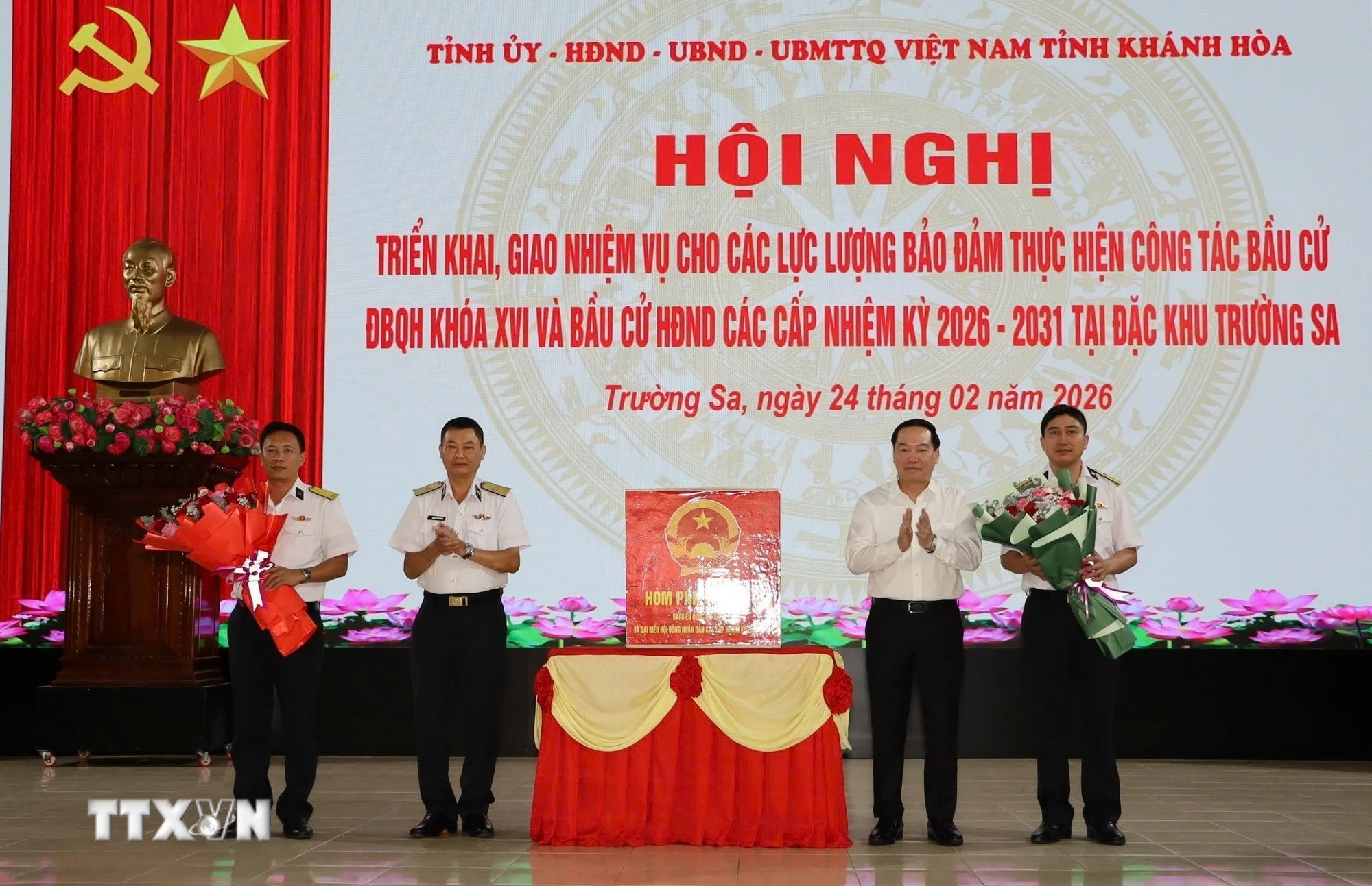 Đồng chí Hồ Xuân Trường và Chuẩn đô đốc Nguyễn Anh Tuấn tặng hoa cho các lực lượng thực hiện công tác bầu cử đại biểu Quốc hội khóa XVI và đại biểu Hội đồng Nhân dân các cấp, nhiệm kỳ 2026-2031 tại đặc khu Trường Sa. (Ảnh: TTXVN phát)