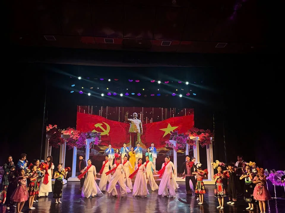 Chương trình nghệ thuật “Sáng mãi niềm tin theo Đảng của ”Nhà hát Nghệ thuật đương đại Việt Nam. (Ảnh: CTV/Vietnam+)