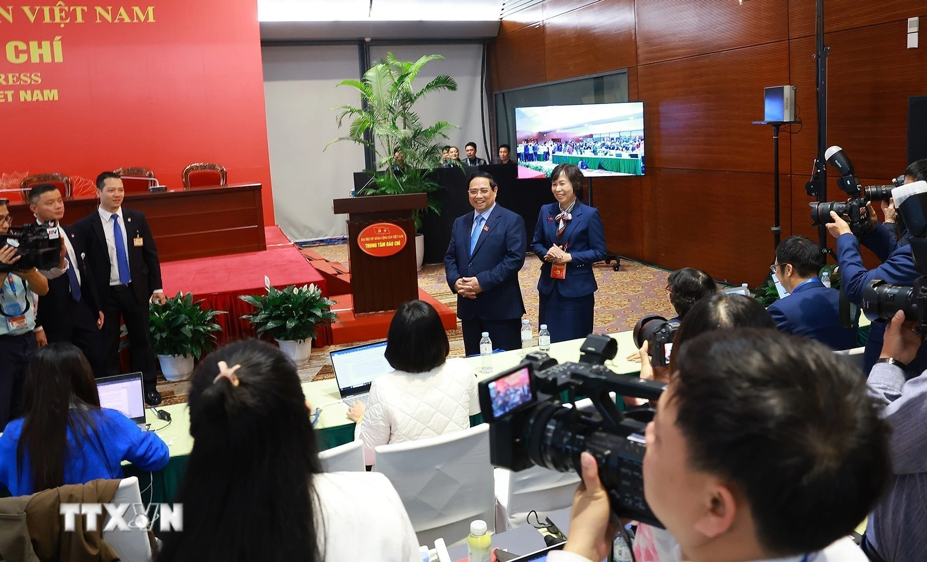 Thủ tướng Phạm Minh Chính thăm Trung tâm báo chí Đại hội Đảng toàn quốc lần thứ XIV. (Ảnh: TTXVN)