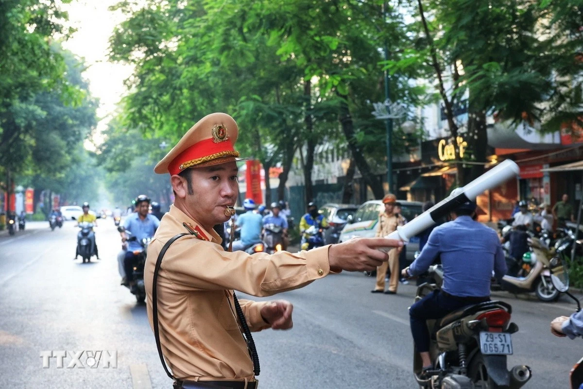 Lực lượng Cảnh sát giao thông thực hiện phân luồng. (Ảnh minh họa: Tuấn Anh/TTXVN)